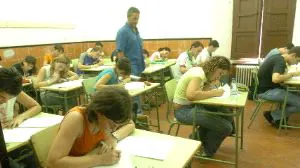 BRILLANTES. Alumnos del IES Cascales hacen los exámenes para los Premios Nacionales, en el 2006. / L. V.