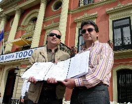 FIRMAS. Juan Andrés González y Antonio Sánchez, en representación de los vecinos de Los Rectores. / V. VICENS/AGM