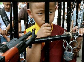 Un niño vestido de Panchen Lama participa en Nueva Delhi en una representación contra la represión china en Tíbet. / AFP