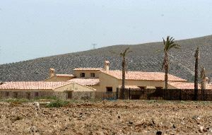 POLÉMICA. Vista exterior de la hospedería rural denunciada por los vecinos de Aguaderas. / PACO ALONSO / AGM