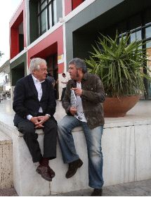 QUEDA LA PALABRA. Cees Nooteboom y Antonio Arco conversan, ayer, antes del acto. / MARTÍNEZ BUESO