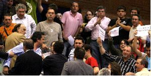 TRIFULCA. El presidente de Polaris, Salvador Hernández, se encara con aficionados al final del partido. / V. V. / AGM