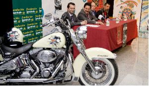 EL MOTOR, CASI EN MARCHA. Ignacio López, presidente de la fundación Ruralcaja Alicante; José García Ruiz, alcalde; Marcos Gracia, concejal de Festejos y Andrés Soto, presidente de Hot Rally. / LV
