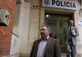 Alfredo Blanco y, detrás, el abogado Aurelio Llanes. / J.M.R./AGM