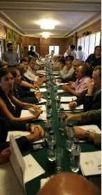 REUNIÓN TENSA. Los vocales de los municipios, durante la reunión de ayer en la sede de la Mancomunidad. / JOSÉ M. RODRÍGUEZ