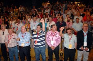 EL HIMNO OBRERO. Los asistentes cantan 'La Internacional' al finalizar el congreso. / N. GARCÍA/AGM