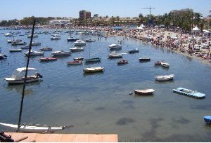 'PARKING' ACUÁTICO. Decenas de barcos impiden el baño en las costas del municipio. / ALEXIA SALAS