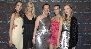 ARROPADA. La homenajeada, propietaria de una de las más prestigiosas agencias de modelos españolas, rodeada de algunas de sus ex alumnas.