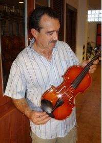 SU OBRA. Ginés Marín sostiene uno de sus violines.  / MERCEDES BARRANCO