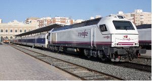 EN LA VÍA. Un tren de largo recorrido, en la estación de ferrocarril de Cartagena. / P. SÁNCHEZ / AGM