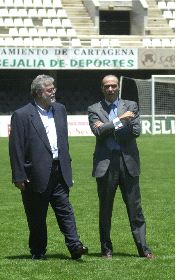 RELEVO. Manzano y Oliver pasean por el césped del Cartagonova, en junio de 2002. / J. M. RODRÍGUEZ / AGM