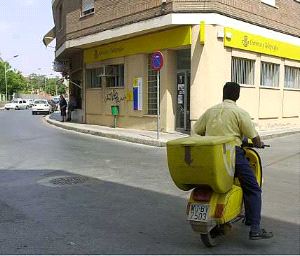 MÁS GRANDE. Un cartero, ante la oficina de Correos en Los Dolores, en una foto de archivo / A. GIL / AGM