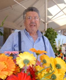 VIDA. Julio lleva más de 50 vendiendo flores. /NACHO GÓMEZ /AGM