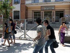 CAMPUS. Estudiantes, frente a la Facultad de Ciencias de la Empresa, en junio. / PABLO SÁNCHEZ / AGM