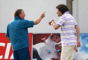 ACALORAMIENTO. Clemente y el médico Salvador Castillo, ayer en Cobatillas. / VICENTE VICENS / AGM