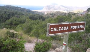 SEÑALIZADA. El inicio de la calzada romana, junto a la carretera de Atamaría. Al fondo, la bahía de Portmán.  M. A. RUIZ