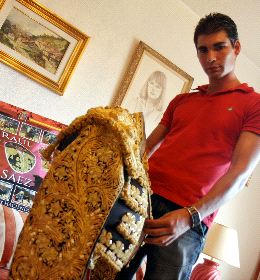 MANERAS. Raúl Sáez, posando junto a un traje de luces en su casa de Cartagena. / PABLO SÁNCHEZ / AGM