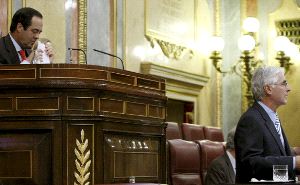 RELACIÓN. Bono presidió el Pleno sobre el Estatuto manchego en el que intervino el presidente Barreda, sucesor suyo en el cargo. / EFE