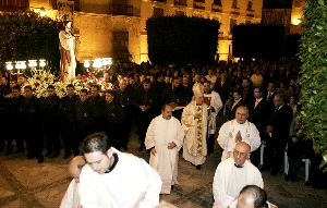 MISA DE CAMPAÑA. El obispo de la Diócesis y los sacerdotes de las parroquias pasan ante la imagen en la Plaza de España. / S. M. L. / AGM