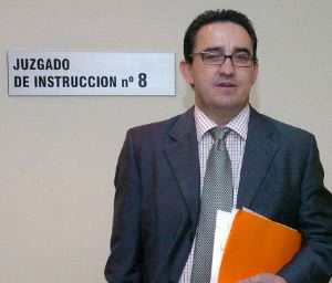 EN EL JUZGADO. Fernando Mateo, esperando a prestar declaración por otro asunto. / G. CARRION/AGM