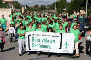 Más de 300 vecinos se suman a la quinta marcha popular contra el cáncer