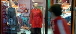 Imagen de archivo del escaparate de una tienda de moda en Murcia. / LA VERDAD