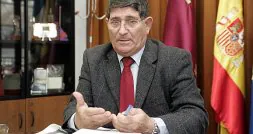 El alcalde de Águilas, Juan Ramírez Soto, en la sala de reuniones de la Alcaldía. / SONIA M. LARIO / AGM