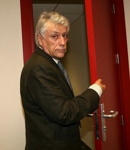 Juan Guillamón abre la puerta para marcharse de la sala de prensa tras su despedida ante los medios de comunicación. / JUAN LEAL / Vídeo: Canal 6