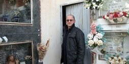 David Sáez accede al cuarto en el que se acumulan huesos amontonados en el cementerio de Abanilla./ ISRAEL SÁNCHEZ/AGM