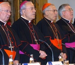 El cardenal Antonio Cañizares, el nuncio Manuel                 Monteiro, el presidente de la Conferencia Episcopal, Rouco Varela, y Reig Pla, en la UCAM en el año                        2006. / V. VICENS /AGM