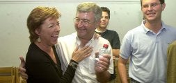Barreiro y Pérez Abellán se abrazan tras la victoria electoral del PP en Cartagena en el año 2003. / J. M. RODRÍGUEZ / AGM