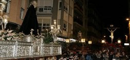 Emoción en el encuentro entre el Cristo de la Sangre, la Virgen de la Soledad y Jesús de la Penitencia