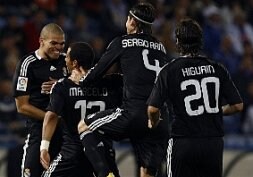 Los jugadores 'blancos' celebran el gol de Marcelo. / REUTERS