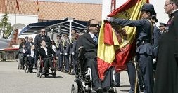 Varios discapacitados se encaminan a su encuentro con la rojigualda. / J.M.R. / AGM