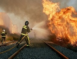 Bomberos apagan un fuego junto a la vía del tren en Torreciega, en diciembre / J. C. CAMPOY / AGM