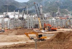 Obras de ampliación de la refinería de Escombreras, en una fotografía del mes de febrero. / PABLO SÁNCHEZ / AGM