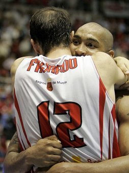 Fajardo y Moss se abrazan tras conseguir la permanencia ayer en Zaragoza. / AYUACARREÑO / HERALDO DE ARAGÓN