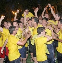 Los jugadores festejan anoche el ascenso. / RAFA FRANCÉS / AGM