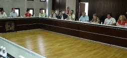 El alcalde (1i) contempla durante el Pleno celebrado ayer a los cuatro ediles en proceso de expulsión del Partido Socialista, situados en el otro extremo de la imagen. / ALEXIA SALAS