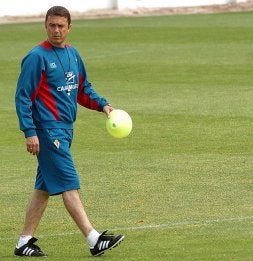 CAMPOS. El entrenador del Real Murcia en una sesión física. M.BUESO