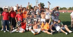 Toda la plantilla del Cartagena FC celebra al final del partido su ascenso en Puente Tocinos. / RAFA FRANCÉS / AGM