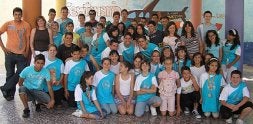 Los escolares posan orgullosos con sus medallas en el patio del colegio. / AYTO. LAS TORRES