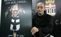 El padre Turpín muestra el cartel de la campaña, el lunes. / J. M. RODRÍGUEZ / AGM