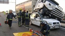El camión aplastó el coche de los agentes de la Benemérita. / CEIS