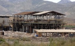 La fábrica de Española del Zinc en Torreciega, en pleno                  desmantelamiento. La parcela será urbanizable. / LUIS MURILLO / AGM