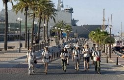 Los jóvenes de la Ruta Quetzal a su bajada del barco. / J. ALBALADEJO