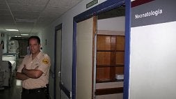 Un guardia custodia la entrada a la sala de neonatos de La Arrixaca, ayer. / R. FRANCÉS / AGM