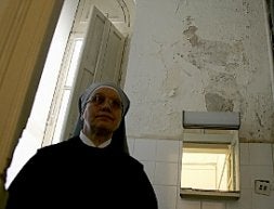 La superiora en un cuarto lleno de humedad. / J. M. R. / AGM