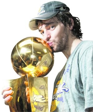 Gasol con el trofeo NBA