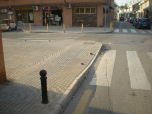 Cuidado y no tropiece con los pivotes rotos
